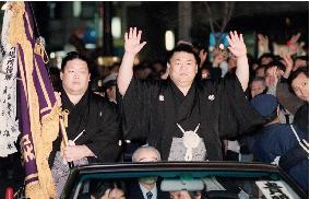Takatoriki greets sumo fans for victory parade
